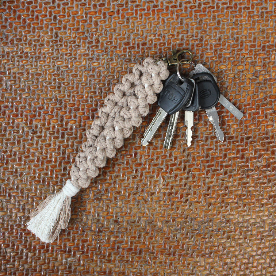 Solid color flower keychain weaving craft material package Macrame Kit, high-quality polyester rope (5 meters each for 2 colors), with tutorial, antique bronze lobster clasp + mobile phone clip, flower overlapping weaving + tassel, beginner-friendly