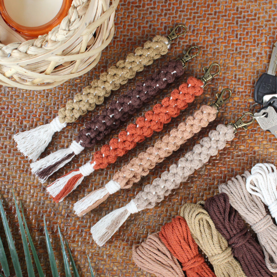 Solid color flower keychain weaving craft material package Macrame Kit, high-quality polyester rope (5 meters each for 2 colors), with tutorial, antique bronze lobster clasp + mobile phone clip, flower overlapping weaving + tassel, beginner-friendly