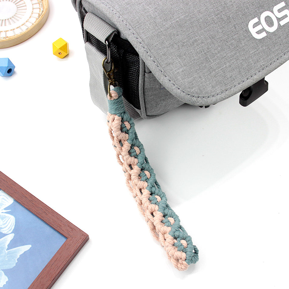 Two-tone spliced diagonal half-knot keychain weaving craft material pack Macrame Kit. High-quality polyester fiber rope + detailed weaving tutorial. Multi-purpose (key organization / mobile phone pendant / bag accessory, etc.).