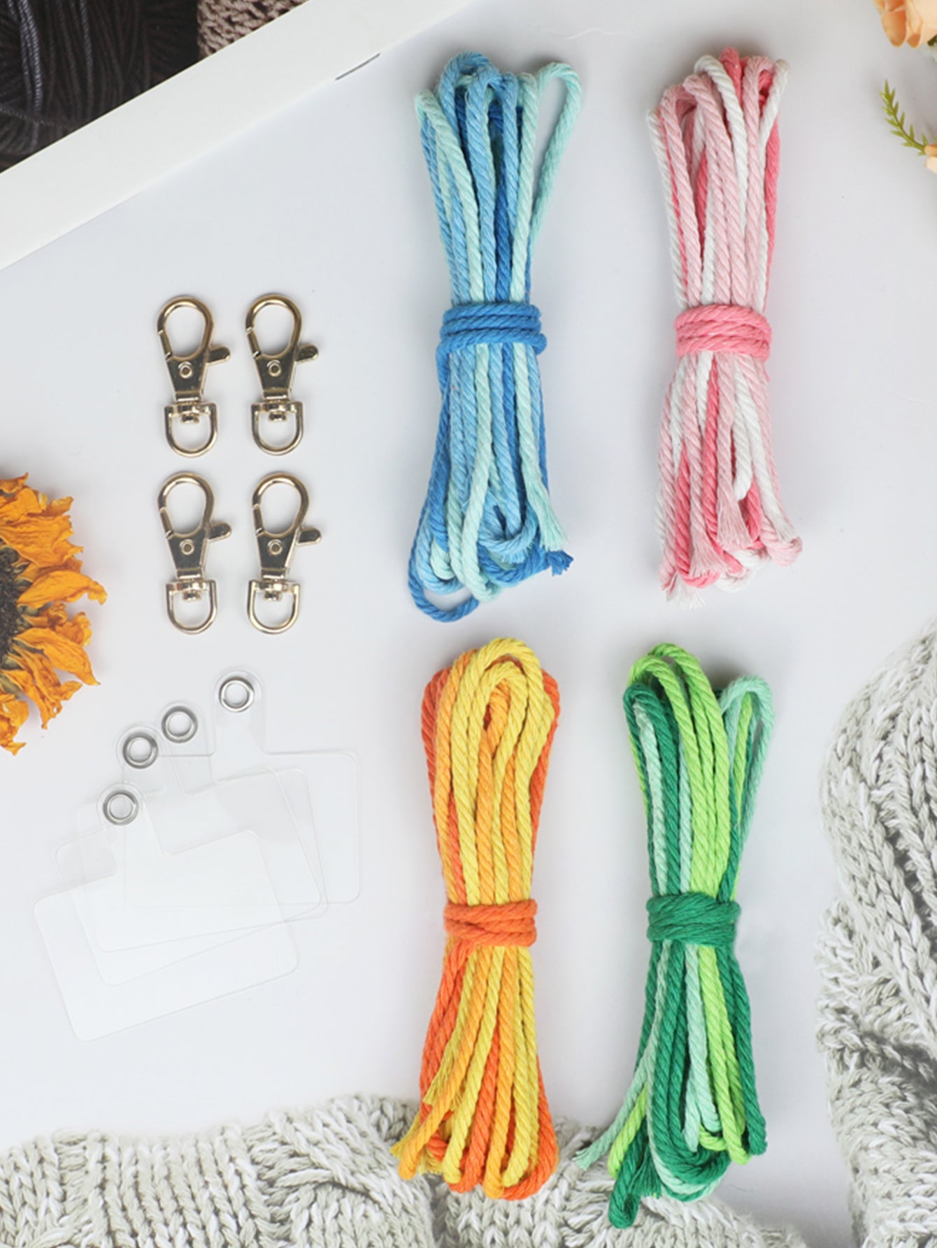 Macrame Kit: Fringed Leaf Keychain Weaving Handcraft Material Package, with detailed tutorials + high-quality polyester ropes. Three-color gradient (fresh), usable as keychains, mobile pendants, bag accessories, small ornaments.