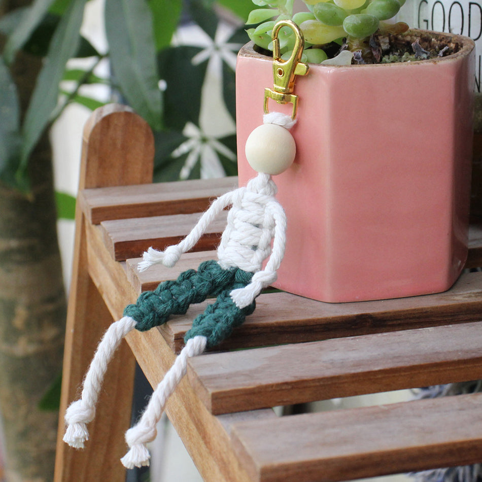 Macrame Kit: Boy-shaped Keychain Weaving Craft Material Package, including tutorials, complete materials, vivid and lifelike, multiple colors available. Keychain, small accessory, creative gift, suitable for beginners and DIY enthusiasts.