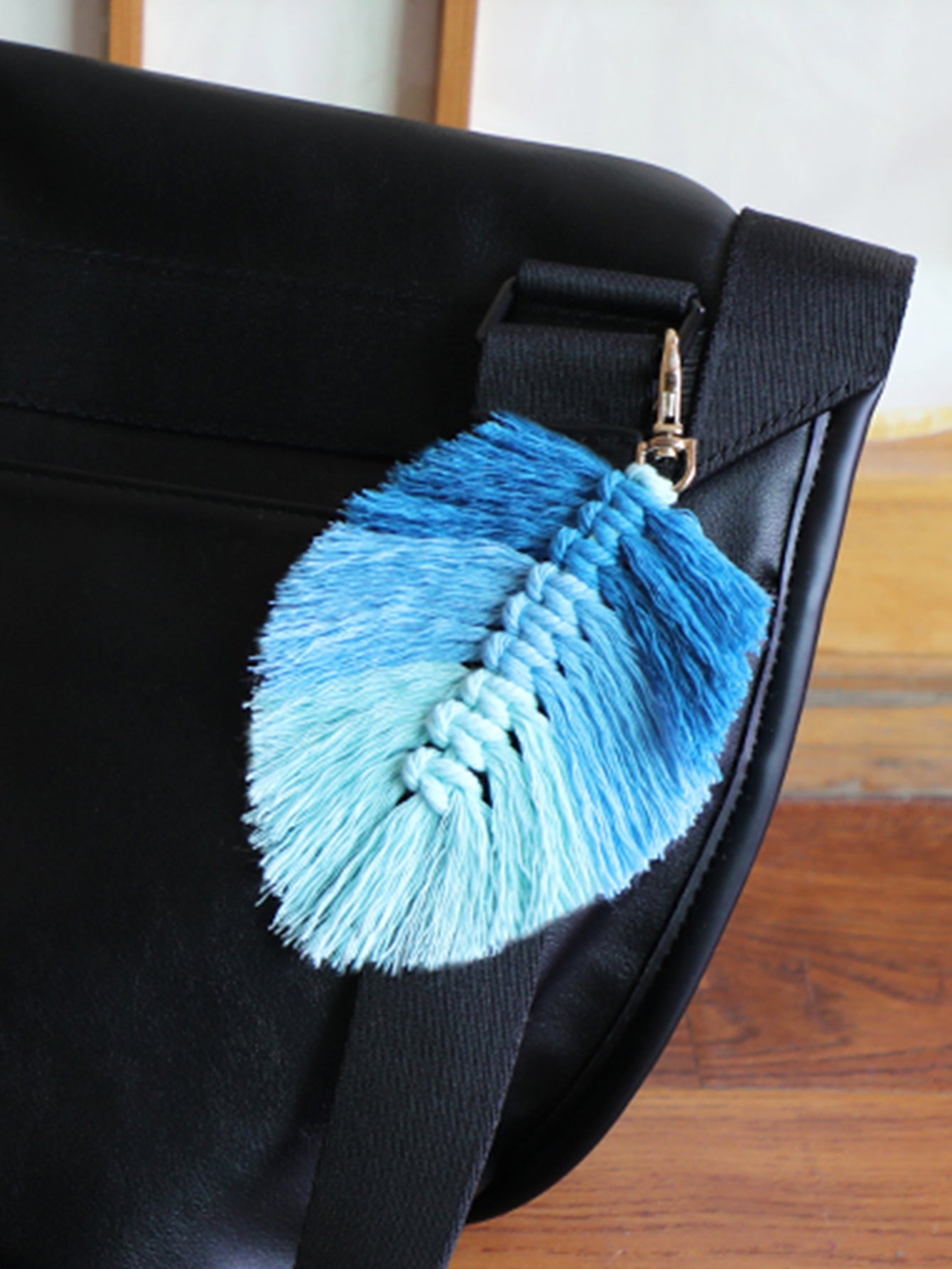 Macrame Kit: Fringed Leaf Keychain Weaving Handcraft Material Package, with detailed tutorials + high-quality polyester ropes. Three-color gradient (fresh), usable as keychains, mobile pendants, bag accessories, small ornaments.