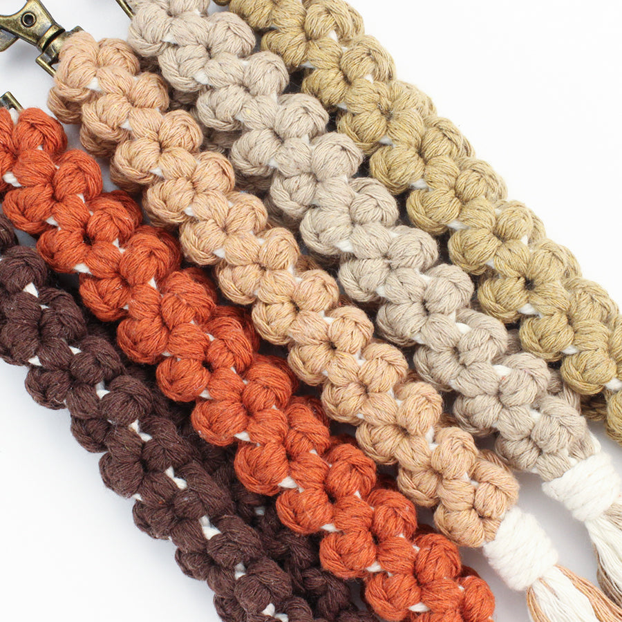 Solid color flower keychain weaving craft material package Macrame Kit, high-quality polyester rope (5 meters each for 2 colors), with tutorial, antique bronze lobster clasp + mobile phone clip, flower overlapping weaving + tassel, beginner-friendly