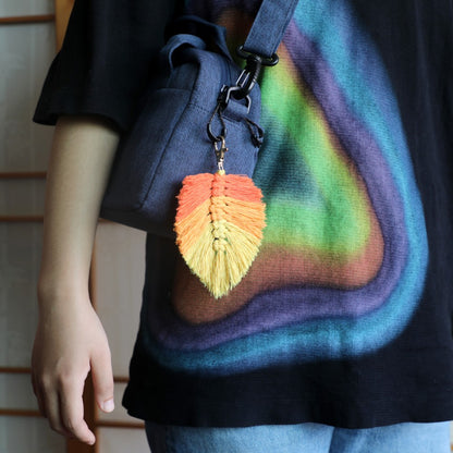Macrame Kit: Fringed Leaf Keychain Weaving Handcraft Material Package, with detailed tutorials + high-quality polyester ropes. Three-color gradient (fresh), usable as keychains, mobile pendants, bag accessories, small ornaments.