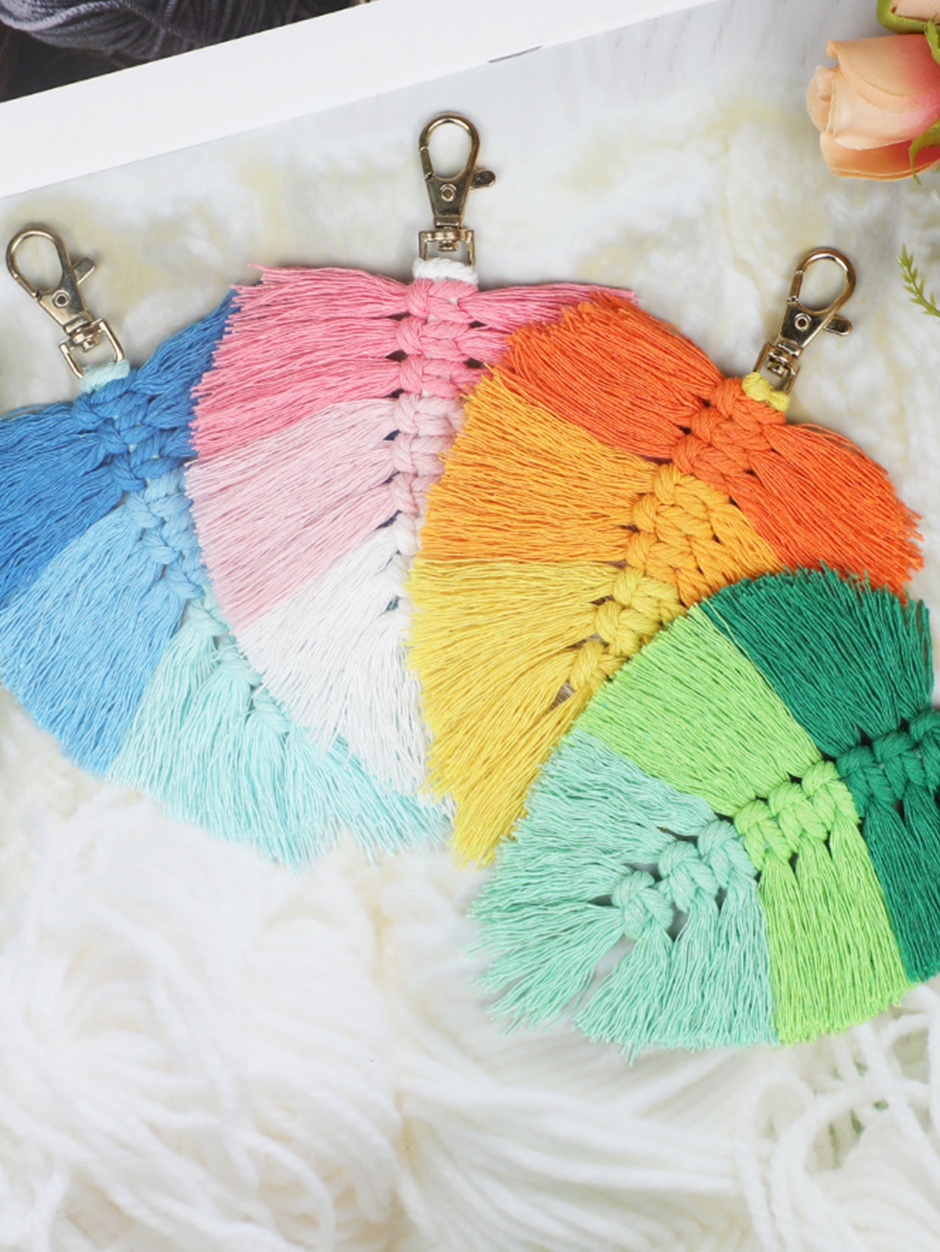Macrame Kit: Fringed Leaf Keychain Weaving Handcraft Material Package, with detailed tutorials + high-quality polyester ropes. Three-color gradient (fresh), usable as keychains, mobile pendants, bag accessories, small ornaments.