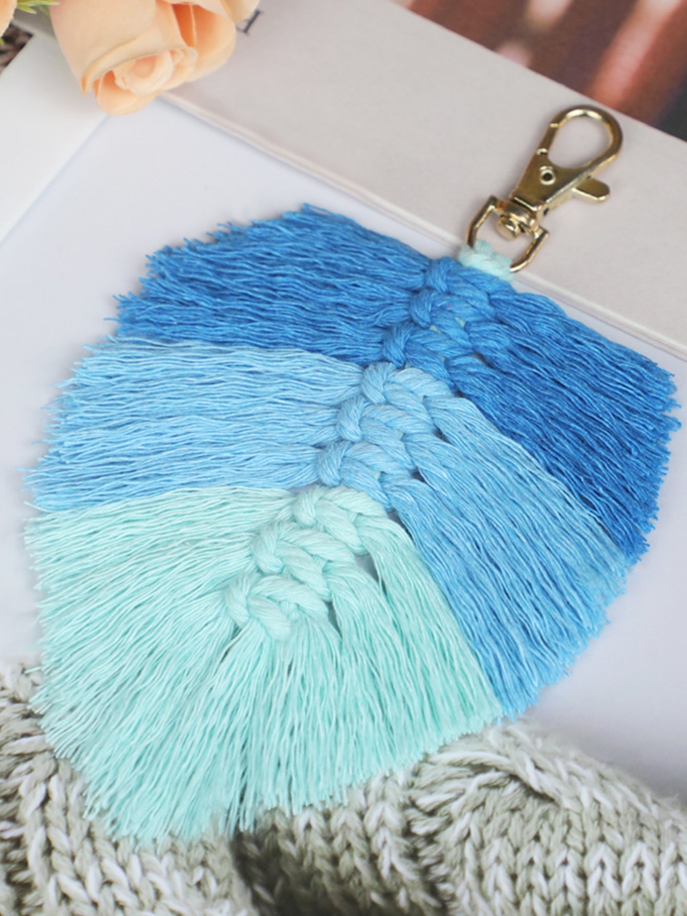 Macrame Kit: Fringed Leaf Keychain Weaving Handcraft Material Package, with detailed tutorials + high-quality polyester ropes. Three-color gradient (fresh), usable as keychains, mobile pendants, bag accessories, small ornaments.