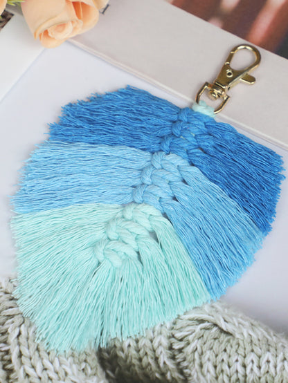 Macrame Kit: Fringed Leaf Keychain Weaving Handcraft Material Package, with detailed tutorials + high-quality polyester ropes. Three-color gradient (fresh), usable as keychains, mobile pendants, bag accessories, small ornaments.
