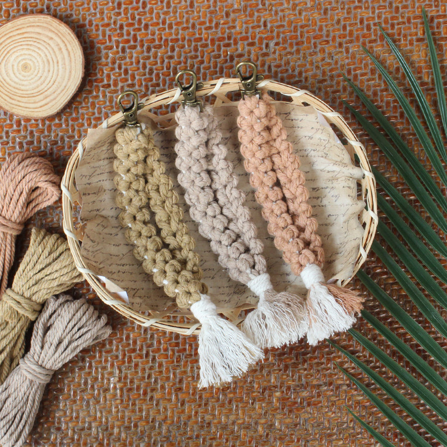 Solid color flower keychain weaving craft material package Macrame Kit, high-quality polyester rope (5 meters each for 2 colors), with tutorial, antique bronze lobster clasp + mobile phone clip, flower overlapping weaving + tassel, beginner-friendly