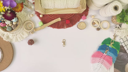 Macrame Kit: Fringed Leaf Keychain Weaving Handcraft Material Package, with detailed tutorials + high-quality polyester ropes. Three-color gradient (fresh), usable as keychains, mobile pendants, bag accessories, small ornaments.